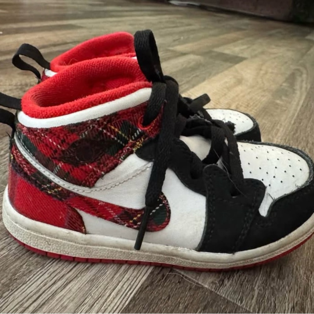 Air Jordan Retro Mid “Bad Santa” size 8 child